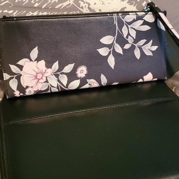 Guess wristlet - Picture 2 of 5
